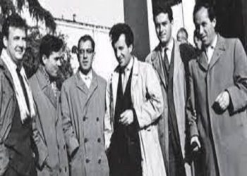 Viti 1961, kur Enver Hoxha rrinte “gju më gju” me shkrimtarët e poetët, në mbledhjen te salla e Universiteti të Tiranës, ku ai erdhi pa lajmëruar më parë!