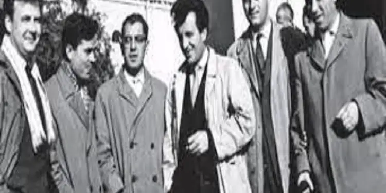 Viti 1961, kur Enver Hoxha rrinte “gju më gju” me shkrimtarët e poetët,  në mbledhjen te salla e Universiteti të Tiranës, ku ai erdhi pa lajmëruar më parë!