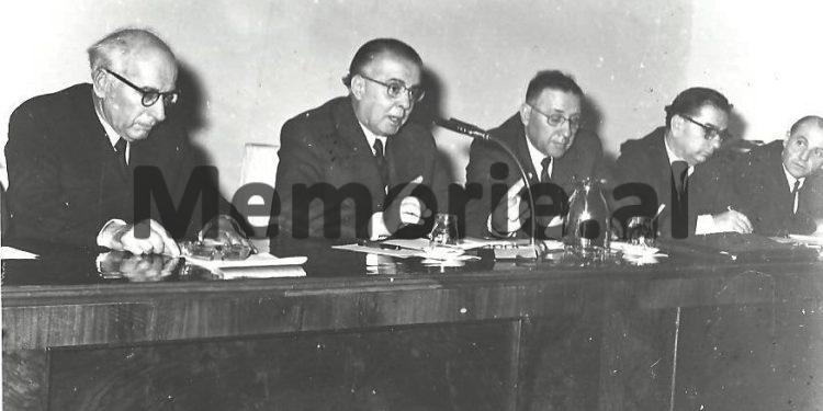 Autokritika e dytë e Mehmet Shehut: “I jam për jetë mirënjohës shokut Enver që s’më la të gaboja dhe familja ime është gati që…”/ Dokumenti ‘Tepër sekret’ 14 nëntor ‘81