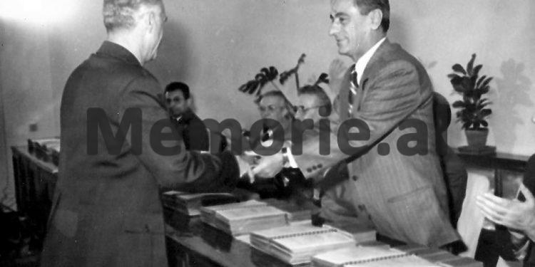 Autokritika e dytë e Mehmet Shehut: “I jam për jetë mirënjohës shokut Enver që s’më la të gaboja dhe familja ime është gati që…”/ Dokumenti ‘Tepër sekret’ 14 nëntor ‘81