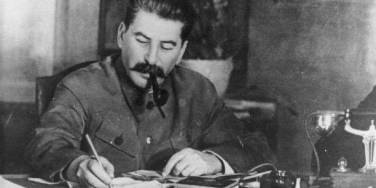 “Që në fillimin e viteve njëzetë, u kuptua që suksesi i eksperimentit komunist rus, do të ishte i pamundur dhe…” / A mund ta fshehim një totalitarizëm në hijen e një tjetri?