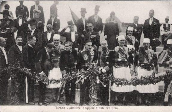 ”Shqiptari duron shtypjen, fukarallëkun dhe urinë, por ai kurrë s’mund të rri pa kafe e cigare në gojë ose në vesh, pasi…”/ Libri i suedezit që vizitoi Shqipërinë në ’35-ën