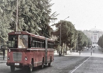 Reportazhi i gazetarit suedez: “Në Sheshin ‘Skënderbej’ ndodhet i vetmi polic trafiku në Shqipëri, por aty kalojnë karroca dhe…”!/ Ç’farë shkruhet në libër, për diktatorin Hoxha dhe “Bllok”-un