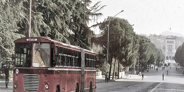 Reportazhi i gazetarit suedez: “Në Sheshin ‘Skënderbej’ ndodhet i vetmi polic trafiku në Shqipëri, por aty kalojnë karroca dhe…”!/ Ç’farë shkruhet në libër, për diktatorin Hoxha dhe “Bllok”-un