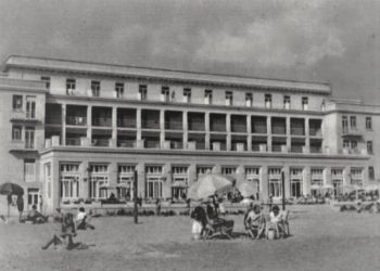 “Te Hotel ‘Adriatik’-u, krenaria e ‘Albturist’, uji vjen me cisternë, plazhi publik s’ka çadra, por çarçafë të lidhur në katër shkopinj dhe rroba banje të qepura vetë me…”!/ Libri i suedezit, në ’68-ën
