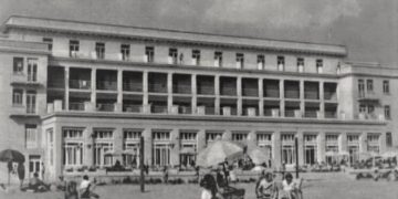“Te Hotel ‘Adriatik’-u, krenaria e ‘Albturist’, uji vjen me cisternë, plazhi publik s’ka çadra, por çarçafë të lidhur në katër shkopinj dhe rroba banje të qepura vetë me…”!/ Libri i suedezit, në ’68-ën