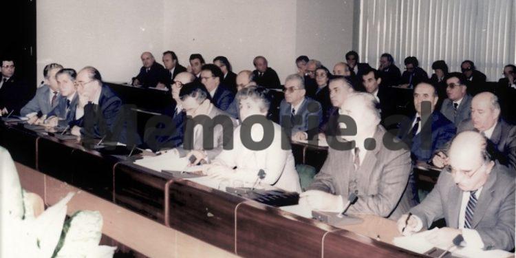 “Mehmet, te Shkolla e Partisë, ti ke dashur që t’u thuash studentëve, se ky Art Ushtarak që ka nënshkruar Enveri…”! / Akuzat e Enverit në mbledhjen e Byrosë, 17 dhjetor ‘81