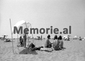 “Te Hotel ‘Adriatik’-u, krenaria e ‘Albturist’, uji vjen me cisternë, plazhi publik s’ka çadra, por çarçafë të lidhur në katër shkopinj dhe rroba banje të qepura vetë me…”!/ Libri i suedezit, në ’68-ën