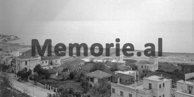 “Te Hotel ‘Adriatik’-u, krenaria e ‘Albturist’, uji vjen me cisternë, plazhi publik s’ka çadra, por çarçafë të lidhur në katër shkopinj dhe rroba banje të qepura vetë me…”!/ Libri i suedezit, në ’68-ën