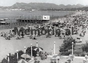 “Te Hotel ‘Adriatik’-u, krenaria e ‘Albturist’, uji vjen me cisternë, plazhi publik s’ka çadra, por çarçafë të lidhur në katër shkopinj dhe rroba banje të qepura vetë me…”!/ Libri i suedezit, në ’68-ën