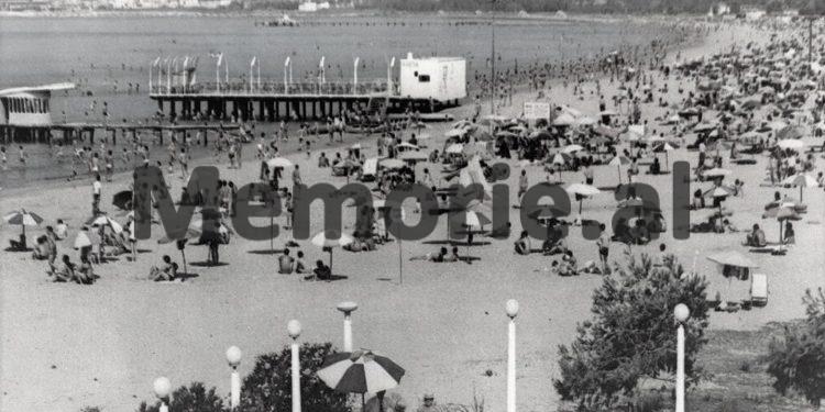 “Te Hotel ‘Adriatik’-u, krenaria e ‘Albturist’, uji vjen me cisternë, plazhi publik s’ka çadra, por çarçafë të lidhur në katër shkopinj dhe rroba banje të qepura vetë me…”!/ Libri i suedezit, në ’68-ën