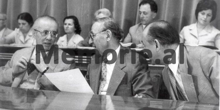 “Mehmet, para se të thonin Simoni dhe Nazari për nusen e djalit, të kam lajmëruar unë që të merrje masa, sepse e ndjek…”/ Shpërthimi Enverit në mbledhjen e Byrosë, 17 dhjetor ‘81