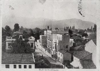 ”Elbasani, qyteti i mrekullueshëm që ka prodhuar inteligjencën kryesorë të vendit, ka gjithashtu dhe një klub akademik, ku…”/ Libri i suedezit që vizitoi Shqipërinë në ’35-ën