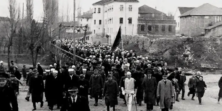 GJAKOVE, 1942 Shqiptarët festojnë 28 Nëntorin, ditën e pavarësisë së Shqipërisë në Gjakovë
