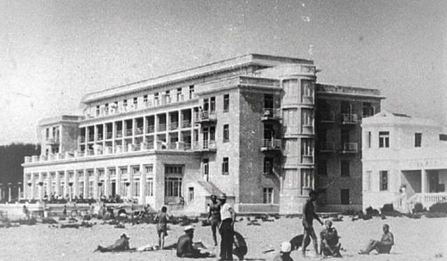 “Te Hotel ‘Adriatik’-u, krenaria e ‘Albturist’, uji vjen me cisternë, plazhi publik s’ka çadra, por çarçafë të lidhur në katër shkopinj dhe rroba banje të qepura vetë me…”!/ Libri i suedezit, në ’68-ën