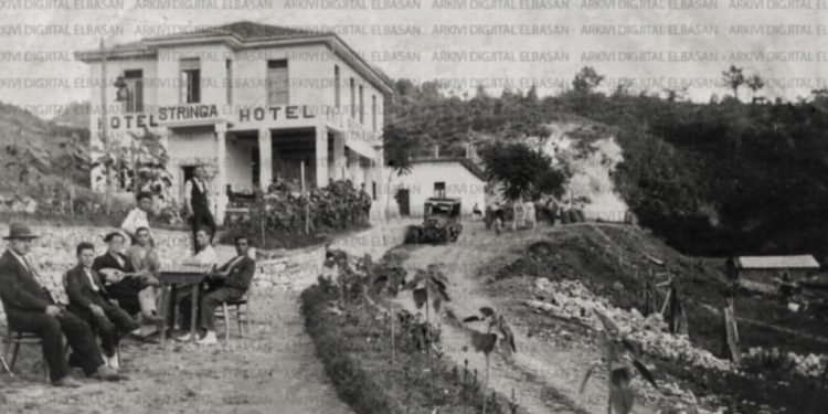 “Në rrugën e lemerishme të Krrabës, një shofer shqiptar, sipas rregullit fatalist të jetës, shtyp pedalin e gazit gjer në fund dhe tymos cigaren…”!/ Libri i suedezit që vizitoi Shqipërinë në ’35-ën