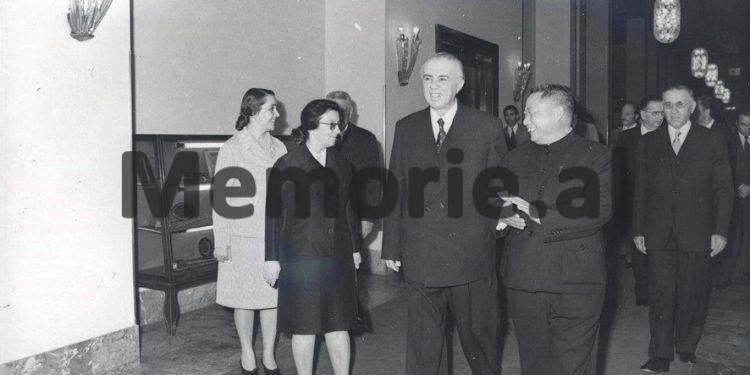 “Mehmeti edhe Fiqreti ka bërë faje të mëdha, ajo ka botuar pa leje referate, pa të cilën nuk lejohen edhe ato të…”/ Akuzat e Enverit në mbledhjen e Byrosë, 17 dhjetor ‘81