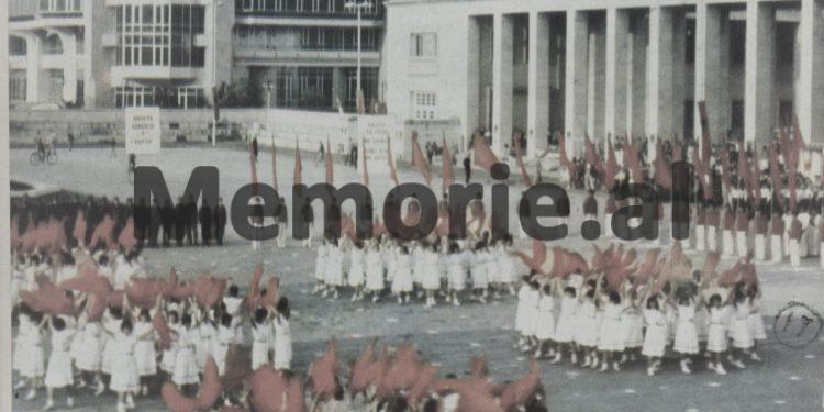 “Kudo në faqe malesh, shkëlqen emri ‘ENVER’, madje më shpesh se reklamat për aperitivin ‘Dubonnet’ në Francë, apo konjakun ‘Osborne’ në Spanjë, pasi…”!/ Libri i suedezit, në ’68-ën