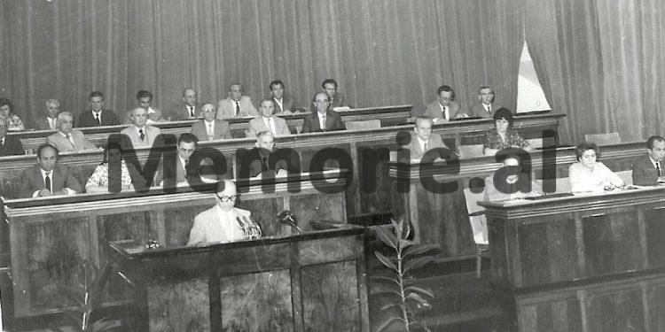 “Mehmet, te Shkolla e Partisë, ti ke dashur që t’u thuash studentëve, se ky Art Ushtarak që ka nënshkruar Enveri…”! / Akuzat e Enverit në mbledhjen e Byrosë, 17 dhjetor ‘81