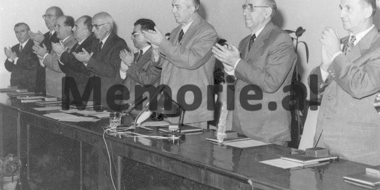 “Shoku Mehmet i ofendon rëndë njerëzit, siç bëri me ministrin Viktor Nushi e Nesip Ibrahimin, që e detyroi të qante, sepse…”/ Akuzat e Rita Markos në mbledhjen e Byrosë, 17 dhjetor ‘81