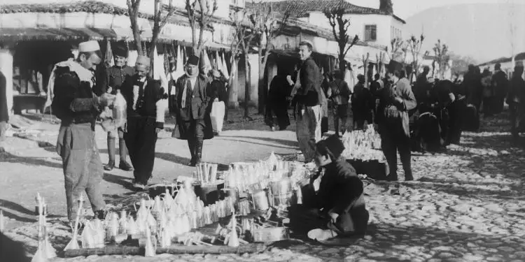 ”Pas vendosjes së Monarkisë, në Krujë vijnë emigrantë nga SHBA-ës, por ata nuk të ftojnë për ’koktail’, por për raki dhe kos të bardhë…”! / Libri i suedezit që vizitoi Shqipërinë në ’35-ën