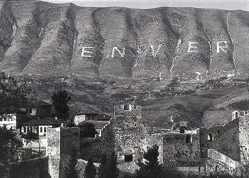 “Kudo në faqe malesh, shkëlqen emri ‘ENVER’, madje më shpesh se reklamat për aperitivin ‘Dubonnet’ në Francë, apo konjakun ‘Osborne’ në Spanjë, pasi…”!/ Libri i suedezit, në ’68-ën