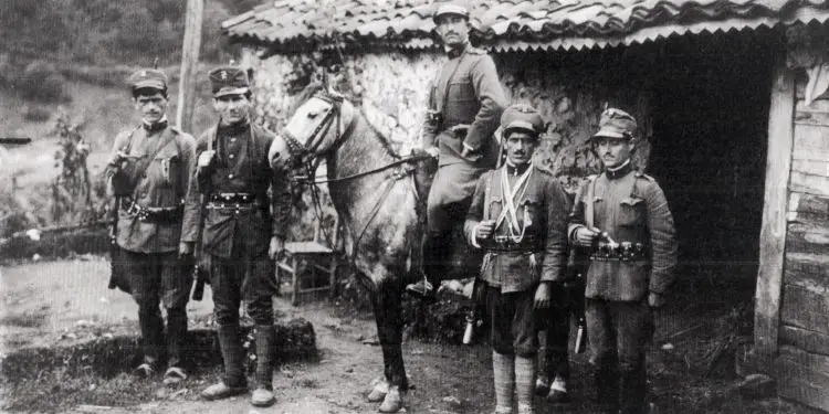 ”Pas vendosjes së Monarkisë, në Krujë vijnë emigrantë nga SHBA-ës, por ata nuk të ftojnë për ’koktail’, por për raki dhe kos të bardhë…”! / Libri i suedezit që vizitoi Shqipërinë në ’35-ën