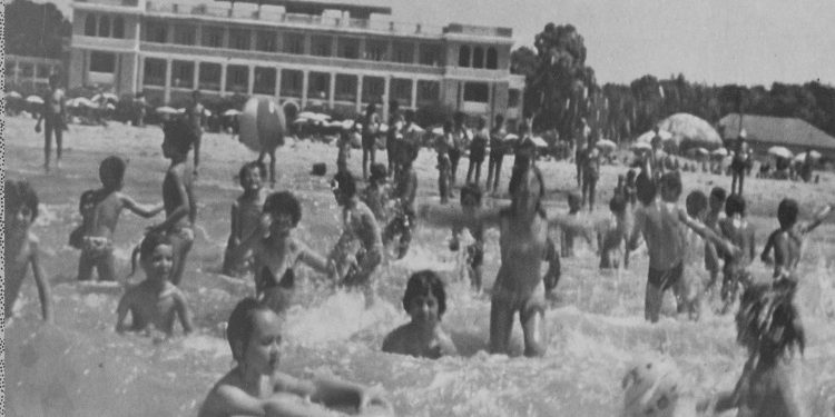 “Te Hotel ‘Adriatik’-u, krenaria e ‘Albturist’, uji vjen me cisternë, plazhi publik s’ka çadra, por çarçafë të lidhur në katër shkopinj dhe rroba banje të qepura vetë me…”!/ Libri i suedezit, në ’68-ën