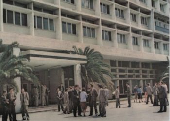 “Mehmet, te Shkolla e Partisë, ti ke dashur që t’u thuash studentëve, se ky Art Ushtarak që ka nënshkruar Enveri…”! / Akuzat e Enverit në mbledhjen e Byrosë, 17 dhjetor ‘81