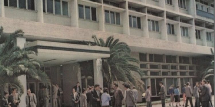 “Mehmet, te Shkolla e Partisë, ti ke dashur që t’u thuash studentëve, se ky Art Ushtarak që ka nënshkruar Enveri…”! / Akuzat e Enverit në mbledhjen e Byrosë, 17 dhjetor ‘81