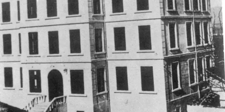 “Ngjitë me Kishën Katolike në Tiranë, zotnijtë Koja dhe Curri, mbajnë një kafe me emnin ‘Drita’, e cila n’fakt ka pamjen e një bordeli, ku vajza të reja…”!/ Zbulohet letra e Dom Shtjefën Kurtit