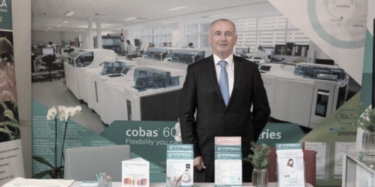Rrugëtimi në tri dekada i mjekut, Vasil Llajo, nga mikroskopi tek perandoria “Intermedica”