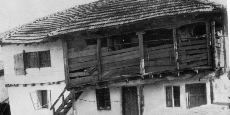 “Ngjitë me Kishën Katolike në Tiranë, zotnijtë Koja dhe Curri, mbajnë një kafe me emnin ‘Drita’, e cila n’fakt ka pamjen e një bordeli, ku vajza të reja…”!/ Zbulohet letra e Dom Shtjefën Kurtit