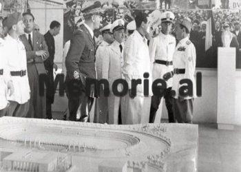 Foto e rrallë / Galezzao Ciano, i shoqëruar Francesco Jacomoni  dhe  Achille Starace etj., duke vizituar maketin e Stadiumi Kombëtar “Qemal Stafa”.