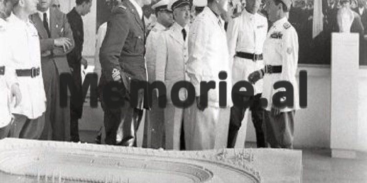 Foto e rrallë / Galezzao Ciano, i shoqëruar Francesco Jacomoni dhe Achille Starace etj., duke vizituar maketin e Stadiumi Kombëtar “Qemal Stafa”.