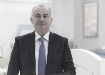 Rrugëtimi në tri dekada i mjekut, Vasil Llajo, nga mikroskopi tek perandoria “Intermedica”