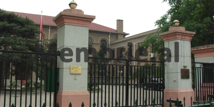 “Ministri ju thoshte atyre që do të dilnin jashtë me shërbim, se: ‘ju e dini numrin e këmbës së gruas dhe vajzave të mija’, me qëllim që ata t’i sillnin…”/ Raporti i vitit 1975, për “Grupin e Ekonomisë”