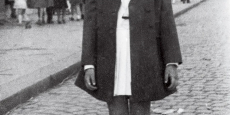 “Ju tregoj Beogradin e fëmijrisë time dhe si u ngritëm në protesta kundër Marshallit Tito në ’68-ën, i cili na…”/ Kujtimet e piktores së njohur, që u ‘divorcua’ nga dy prindërit e saj komunistë