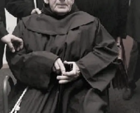 “Një nga meritat kryesore të kujtimeve të At Zef Pllumit, të qëndruarit besnik ngjarjeve në pasqyrimin e tyre, si p.sh., takimi me Mehmet Shehun dhe…”/ Refleksione për veprën “Rrno vetëm për me tregue”