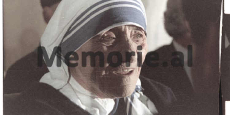 “Kur e shoqëroja Nënën Terezë në Oslo, ku ajo do merrte çmimin ‘Nobel’, atë e intervistuan dy gazetarë rusë, të cilët i thanë…”/ Dëshmia e rrallë e Dom Lush Gjergjit nga Kosova