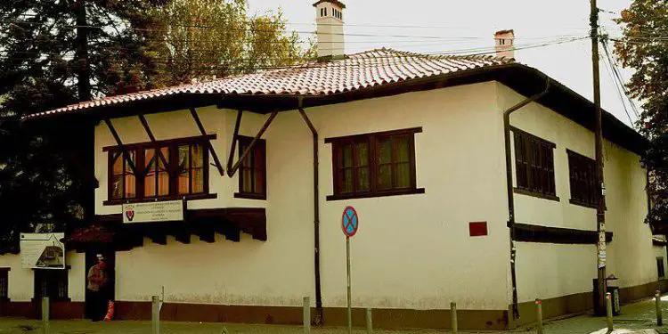 “Moska po dërgon në ambasadën e saj në Beograd dhe në Kosovë, shumë zbulues të maskuar si ‘specialistë e pedagogë’, të cilët para 1960-ës, ishin në Shqipëri, si p.sh.,…”/ Relacioni i Drejtorit të Zbulimit në ’74-ën