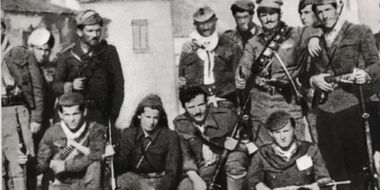 “Koçi Topçe dhe Koçi Kolloquku, partizan të Brigadës së IV-të prej Korçe, n’oborr të shtëpisë, i kanë ra babës pesë herë pistoletë kresë…”/ Historia e dhimbshme e shërbyesit të Kol Bib Mirakajt