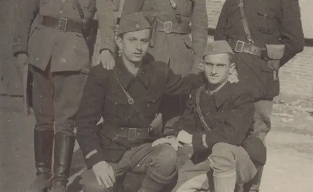 “Koçi Topçe dhe Koçi Kolloquku, partizan të Brigadës së IV-të prej Korçe, n’oborr të shtëpisë, i kanë ra babës pesë herë pistoletë kresë…”/ Historia e dhimbshme e shërbyesit të Kol Bib Mirakajt