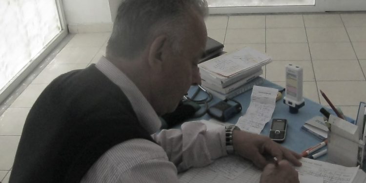 Babai im, Cen Bulku i Shijakut, me duart e tij të arta shëroi rreth gjysëm milion pacientë dhe unë ndoqa rrugën e tij, ku prej 60 vitesh, vazhdoj të shërbej si ortoped