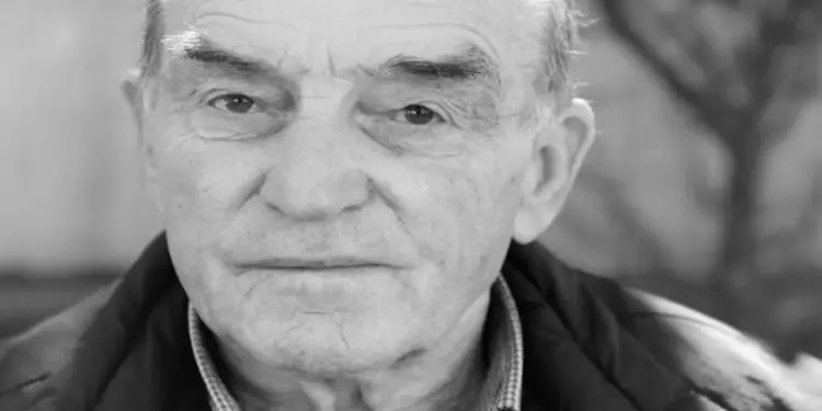 “Koçi Topçe dhe Koçi Kolloquku, partizan të Brigadës së IV-të prej Korçe, n’oborr të shtëpisë, i kanë ra babës pesë herë pistoletë kresë…”/ Historia e dhimbshme e shërbyesit të Kol Bib Mirakajt