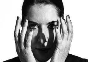 “Ju tregoj Beogradin e fëmijrisë time dhe si u ngritëm në protesta kundër Marshallit Tito në ’68-ën, i cili na…”/ Kujtimet e piktores së njohur, që u ‘divorcua’ nga dy prindërit e saj komunistë