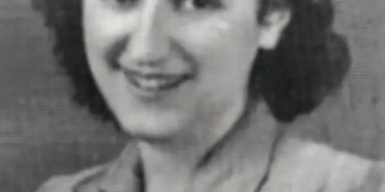 “Poshtërimi dhe tortura ishin kënaqësitë më të mëdha që ndjenin toger Hakiu, aspirant Syrjai, kapterët Selfo, Tomi, Ismaili, etj., ndaj të internuarve në Tepelenë…”! / Dëshmitë dhimbshme të Eugjen Merlikës