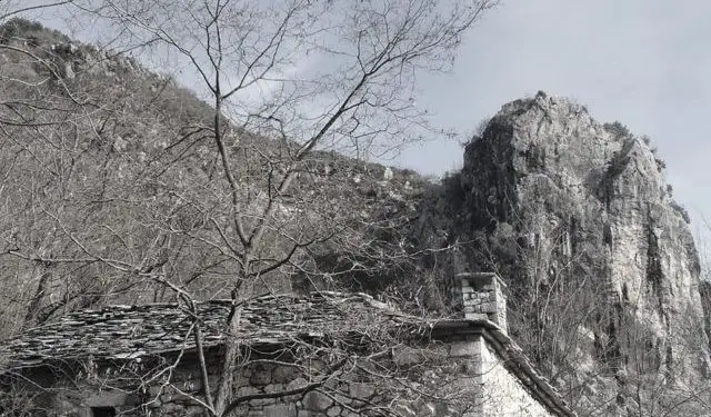 “Kur isha në hetuesi, një ditë hyri brenda Ali Xhunga dhe pasi mbylli derën me çelës, filloi nga ato punët…”!/ Dëshmia rrëqethëse e motrës së priftit që u pushkatua në 1959-ën