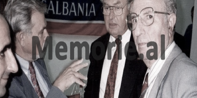 Shpërthimi i Ramiz Alisë: “Diplomatët tanë ushqehen dhe vishen keq, marrin para borxh, se që vitin e parë duan të blejnë frigoriferë, lavatriçe, televizorë dhe…”/ ‘Zullumet’ e diplomacisë shqiptare në ’76-ën