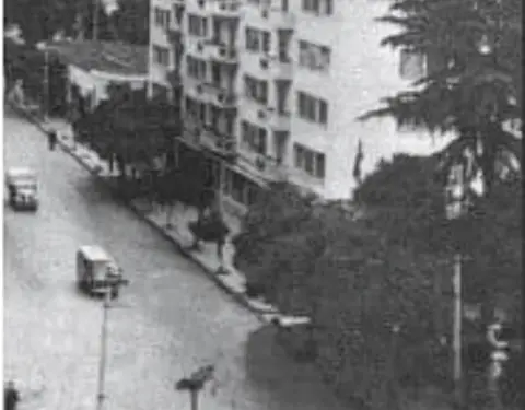 “Dy motrat bjonde simpatike dhe me minifunde, që çmendën djemtë e Tiranës, e lidhja me badygardin e ambasadës kubane…”/ Dashuritë e panjohura të ‘Rrugës së Durrësit’
